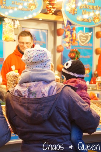 Weihnachtsmarkt mit Kind 3