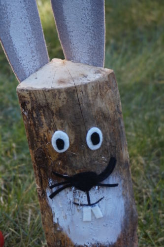 gebastelter Hase aus Holzscheit mit Filzohren