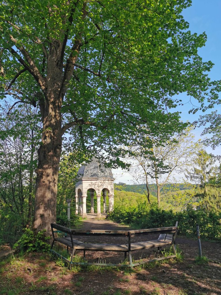 Wandern im Bergischen Land Schönheiten rund um Schloss Burg Chaos & Queen