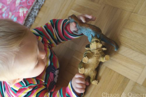 Baby spielt mit Dinos