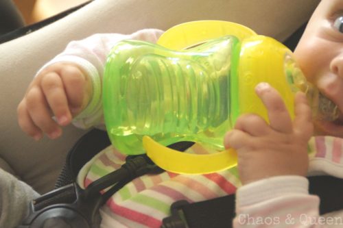 Baby mit grüner Trinkflasche