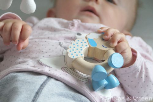 Baby mit Spielzeug