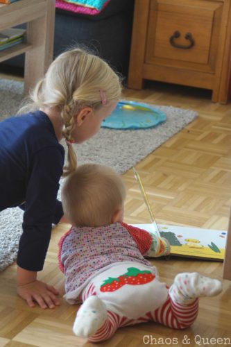 Zwei Kinder lesen ein Buch