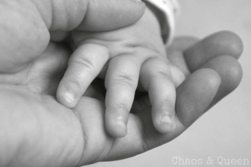 Mutter und Tochter Hand in Hand