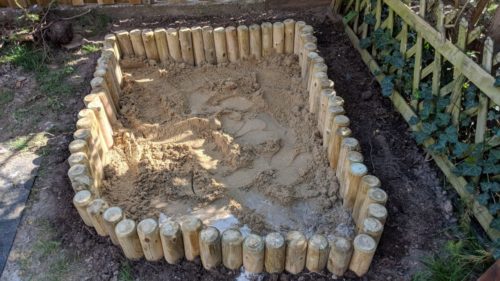 DIY Sandkasten mit Sand befüllt