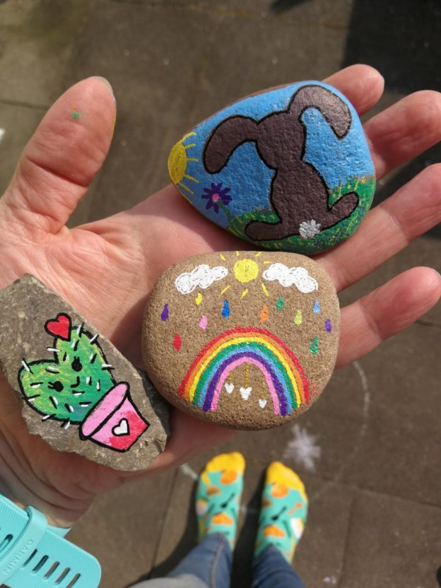 Kreativ mit Grundschulkindern Steine bemalen – Chaos & Queen