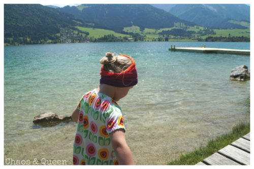 Mädchen im Sommerkleid vorm Walchsee