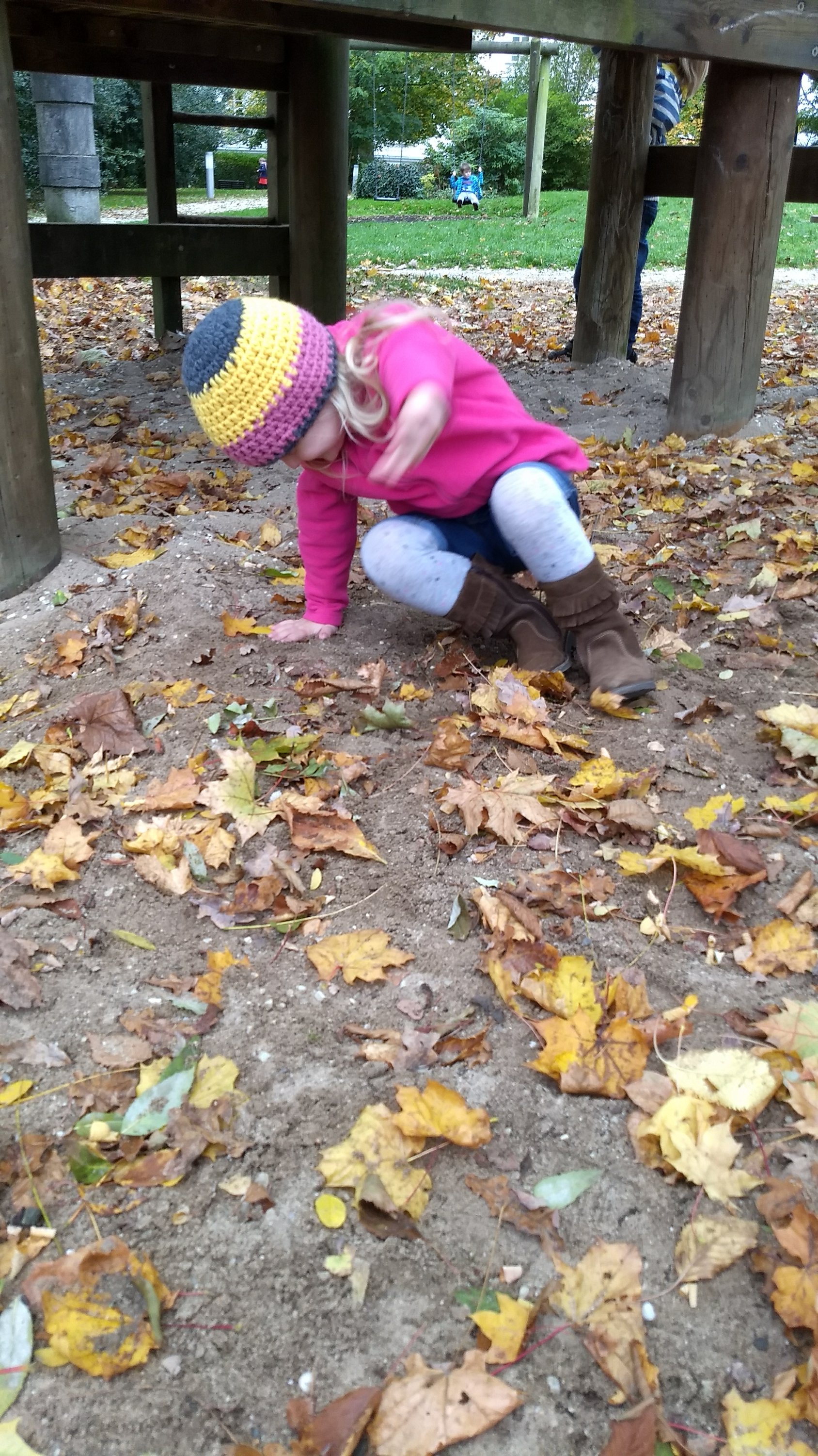 Mädchen mit Mütze auf dem Spielplatz