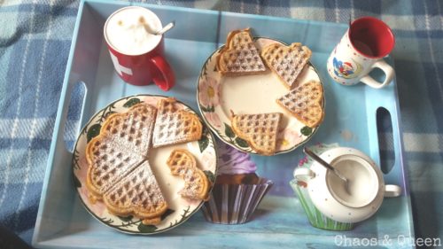 Waffeln und Kaffee auf Tablett